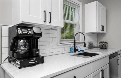 Davenport House | *Renovated* Comfort Home~ by DT & Genesis Hospital