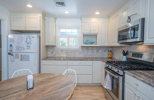 Village Green House | Renovated Cool House/Private Heated Pool/Short Walk to Beach/Sleeps 10