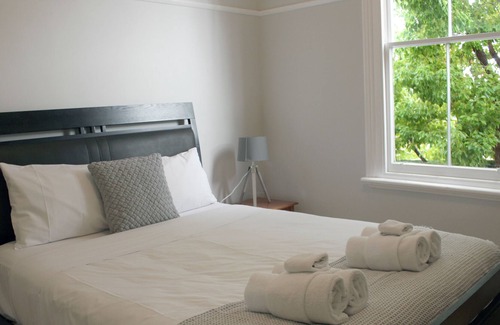 Ironbark House | Renovated Cozy 3 Bedroom Cottage Close to CBD and Art Gallery