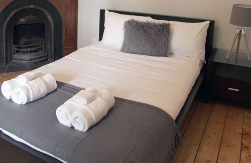 Ironbark House | Renovated Cozy 3 Bedroom Cottage Close to CBD and Art Gallery