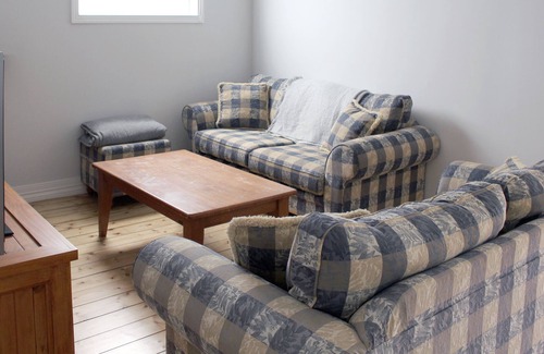 Ironbark House | Renovated Cozy 3 Bedroom Cottage Close to CBD and Art Gallery