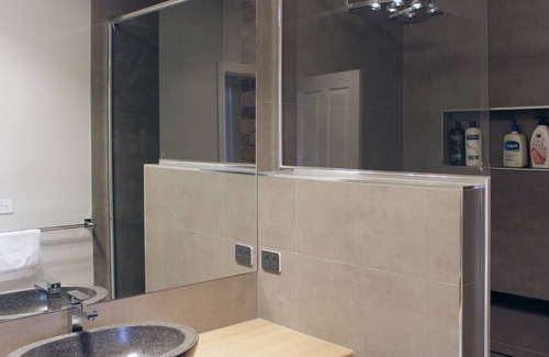 Ironbark House | Renovated Cozy 3 Bedroom Cottage Close to CBD and Art Gallery