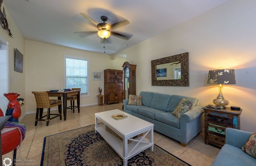 Midtown House | Renovated Cozy Charmer