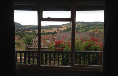 Bridport Cabin | Renovated cricket Pavilion, huge views, walks. close to amenities, beach, pub