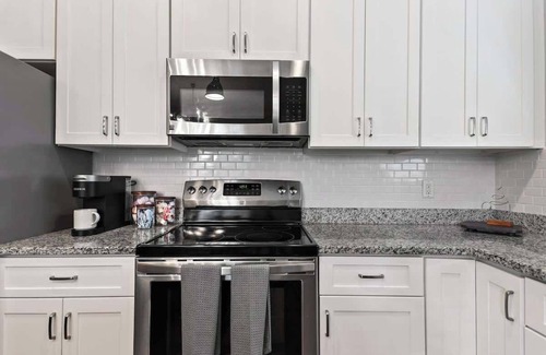 Eastside House | Renovated Dog Friendly Duplex Near Food & Fun! Fully Fenced Yard and Private Par