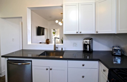 East Downtown Houston Apartment | Renovated EaDo Flat, walk to GRB, bars, stadium-above restaurant & bar adjacent