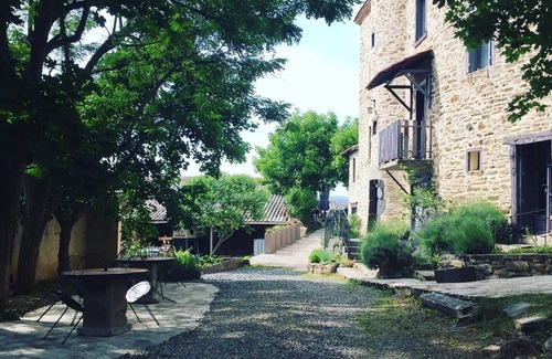 Massiac House | RENOVATED FARMHOUSE 26 PERS HEATED POOL