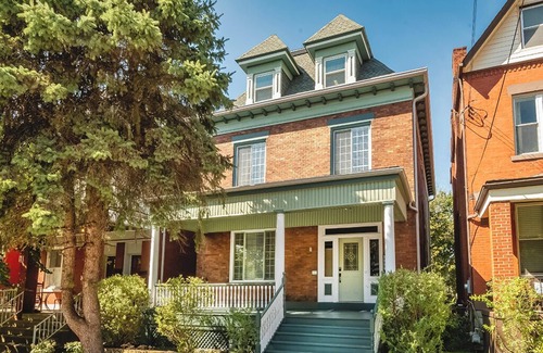 East Liberty Apartment | Renovated, fully furnished apartment close to Duolingo, Google, Pitt and Chatham