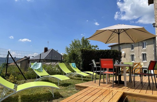 La Chabanne Cottage | Renovated house with garden, BBQ, pets accepted