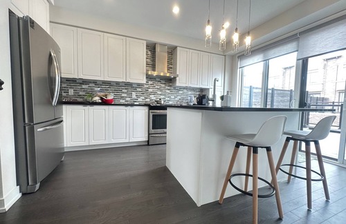 Vaughan House | Renovated Modern 4BR/4BA Townhome w/Garage Parking – Sleeps 6+