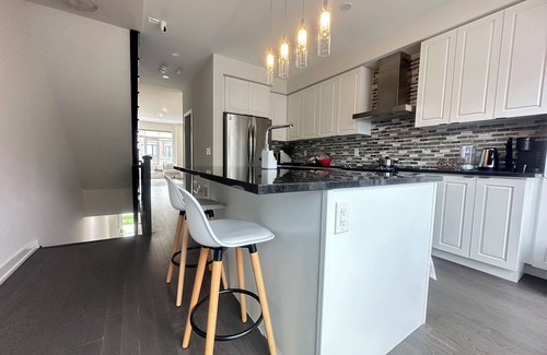 Vaughan House | Renovated Modern 4BR/4BA Townhome w/Garage Parking – Sleeps 6+