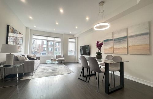 Vaughan House | Renovated Modern 4BR/4BA Townhome w/Garage Parking – Sleeps 6+