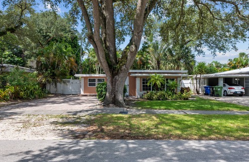 Edgewood House | RENOVATED Pink House near the Cruise & Airport - By Avi