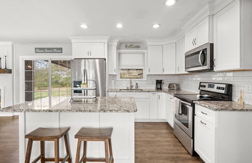 Bellevue House | Renovated Ranch + Fenced Back Yard. Pet Friendly!