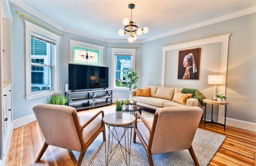 Dorchester Apartment | Renovated Retreat /Near JFK station