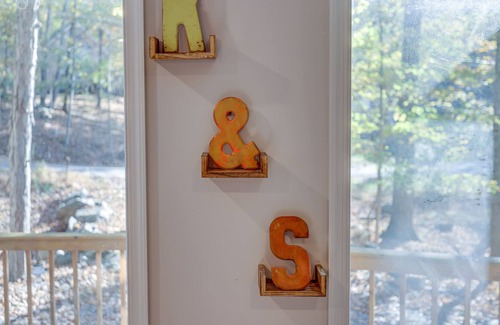 Bushkill Ski Chalet | Renovated Saw Creek Chalet w/ amenities near Shawnee Mtn & Bushkill Falls!