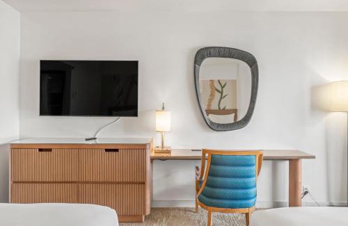 Ala Moana House | Renovated Stunning Views Condo Hotel 1711