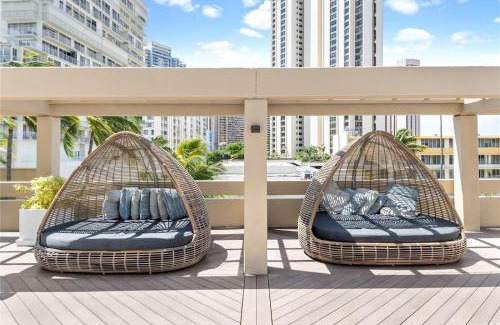 Ala Moana House | Renovated Stunning Views Condo Hotel 1711