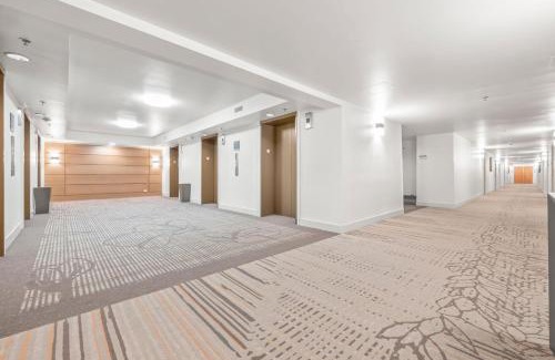 Ala Moana House | Renovated Stunning Views Condo Hotel 1711