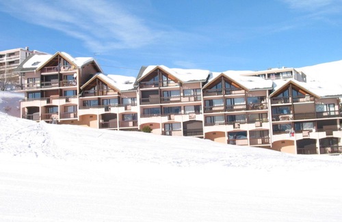 La Toussuire Apartment | Renovated Top-floor Apt, South Balcony, 400m to Slopes, Ski Locker, Sleeps 4