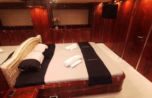Barceloneta Boat Rental | Rent a Luxury Motor Yacht in Port Olympic