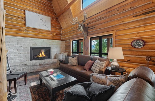 Eden Cabin | Rent the Snowberry Inn-Large kitchen & Gathering room Ensuite bath in all rooms