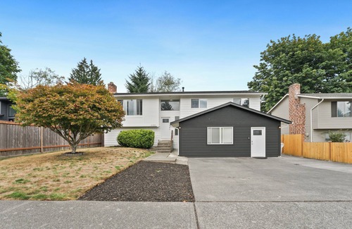 Kent House | RentonKent-EntireUpperUnit Duplex w/Private Deck