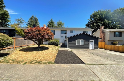 Kent House | RentonKent-LowerUnitDuplex with Large Backyard