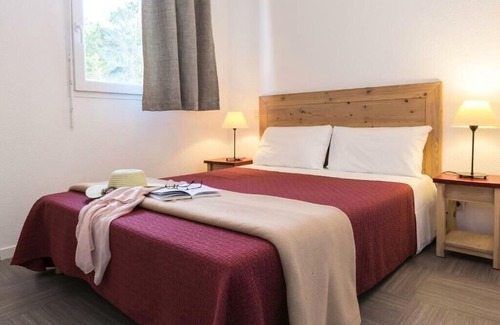Plougasnou Apartment | Residence Odalys Le Domaine Des Roches Jaunes - 4 Rooms 8 People sea view