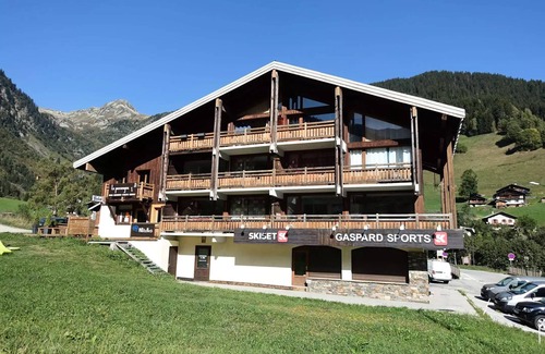 Beaufort Apartment | Residence Roche Noire - Arêches, in the Planay quiet and nature, apartment 6 to 8 people, 2 stars.