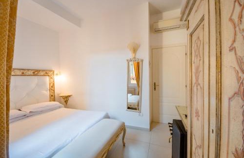 Historic Center House | Residenza Due Torri check in presso HOTEL CENTRALE Vicolo Cattani 7
