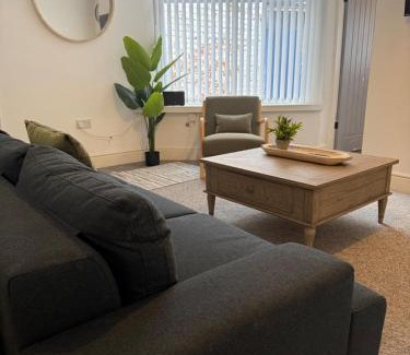 Blyth House | ResiLets - Stanley House - Large, Modern 3 Bed - NEW!