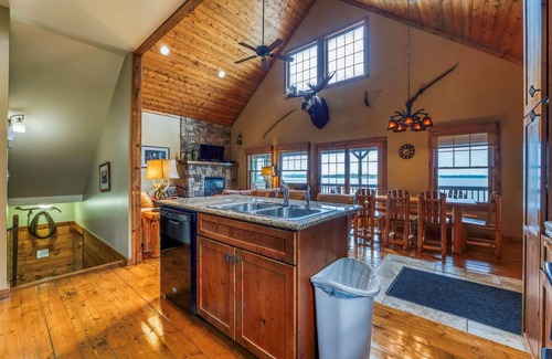 Bemidji House | Resort FUN-Beach-Hot tub-Pool-Kayak-Water Trampoline