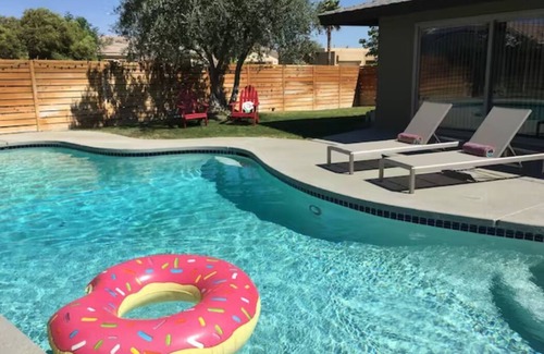 Vista Norte House | ★Resort-Like Midcentury, Big Pool & Awesome Mountain Views!★