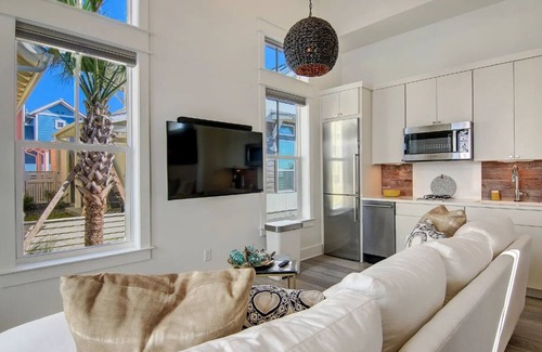 Port Aransas Cabin | Resort Pools, Boardwalk to Beach, Golf Cart Access