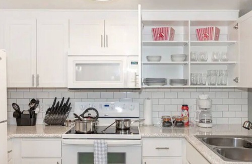 Morena Apartment | Resort Style by Beach w/Pool/Gym/Theater/King Beds