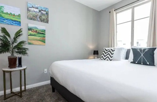 Morena Apartment | Resort Style by Beach w/Pool/Gym/Theater/King Beds