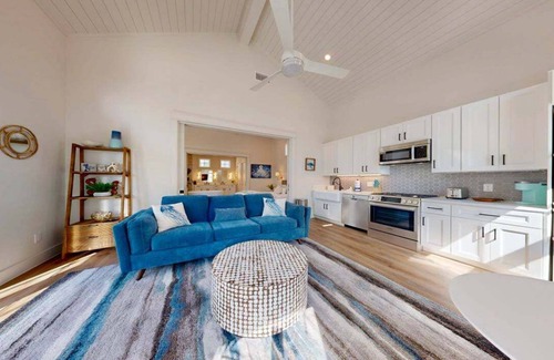Port Aransas Cottage | Resort Style Pools, Boardwalk to the Beach, Restaurant on Site
