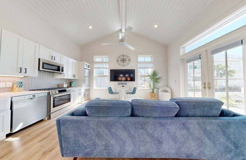 Port Aransas Cottage | Resort Style Pools, Boardwalk to the Beach, Restaurant on Site