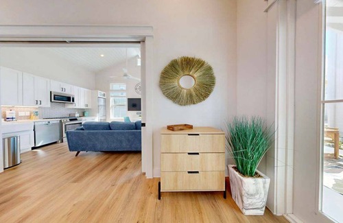 Port Aransas Cottage | Resort Style Pools, Boardwalk to the Beach, Restaurant on Site