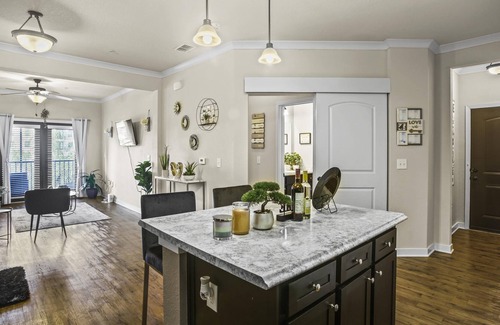 Deerwood Apartment | Resort Style with free wine