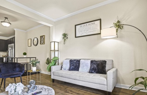 Deerwood Apartment | Resort Style with free wine