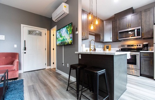 University Heights Apartment | Restaurants-Fast-WiFi-A/C-Park-Professionals
