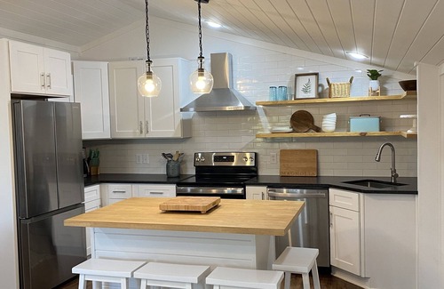 Waco House | Restful Country View near Waco w/deck!