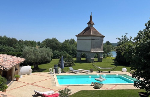 Layrac Villa | Restored former sheepfold with dovecote, swimming pool and lake view.