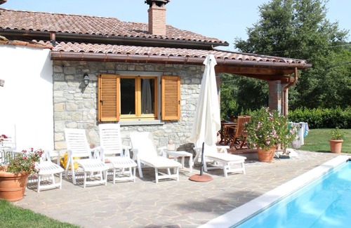 Caprese Michelangelo Villa | RESTORED VILLAGE HOUSE WITH PRIVATE SWIMMING POOL SLEEPS 4n