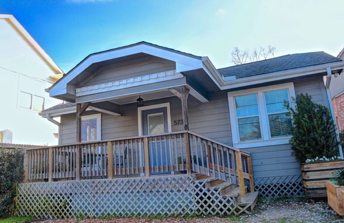 Washington Ave./ Memorial Park House | Retreat in The Heights - Cottage Grove bungalow