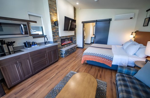 Mammoth Lakes Hotel | Retreat Steps From Devils Postpile National Monument & Scenic Trailheads