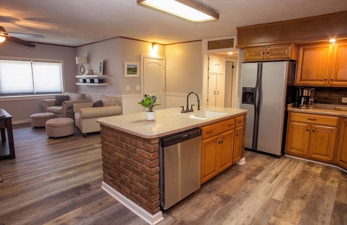 Dundee House | Retreat to Norris View located in the FInger Lakes Region.
