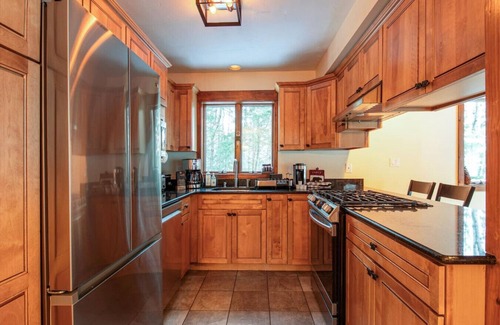 Ludlow House | Retreat to the mountains! Near waterfalls, golf, adventure park, hiking trails and more!